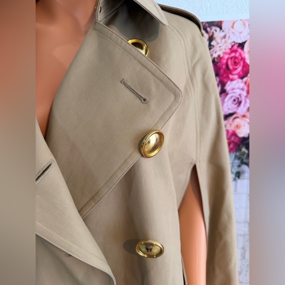 Burberry trench cape crafted in the house's signature heritage style. - Picture 10 of 16